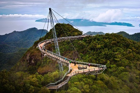 1. Kiến trúc sư Mayur Kanaiya đã thiết kế cầu treo uốn cong Langkawi Sky dài 125m trên đỉnh núi Gunung Mat Cincang, đảo Pulau Langkawi, bang Kedah, Malaysia. Để xây dựng nó, các nguyên vật liệu đều được trực thăng chuyên chở lên đỉnh núi và mất nhiều năm trời mới hoàn thành được.